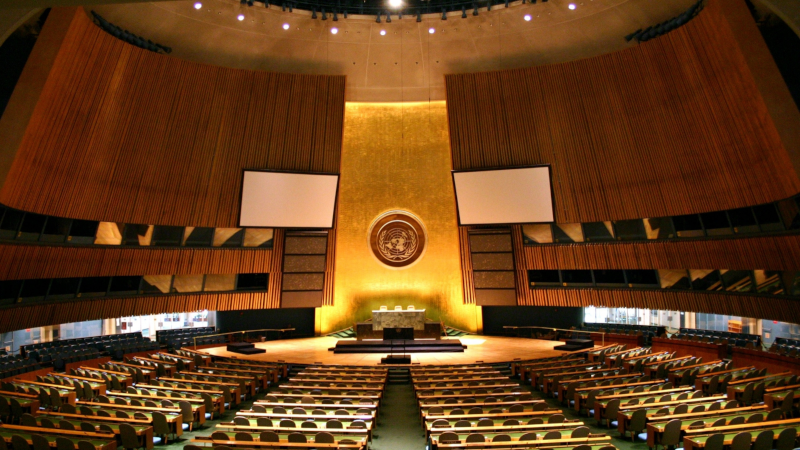 "UN General Assembly hall" by Patrick Gruban is licensed under CC BY-SA 2.0.